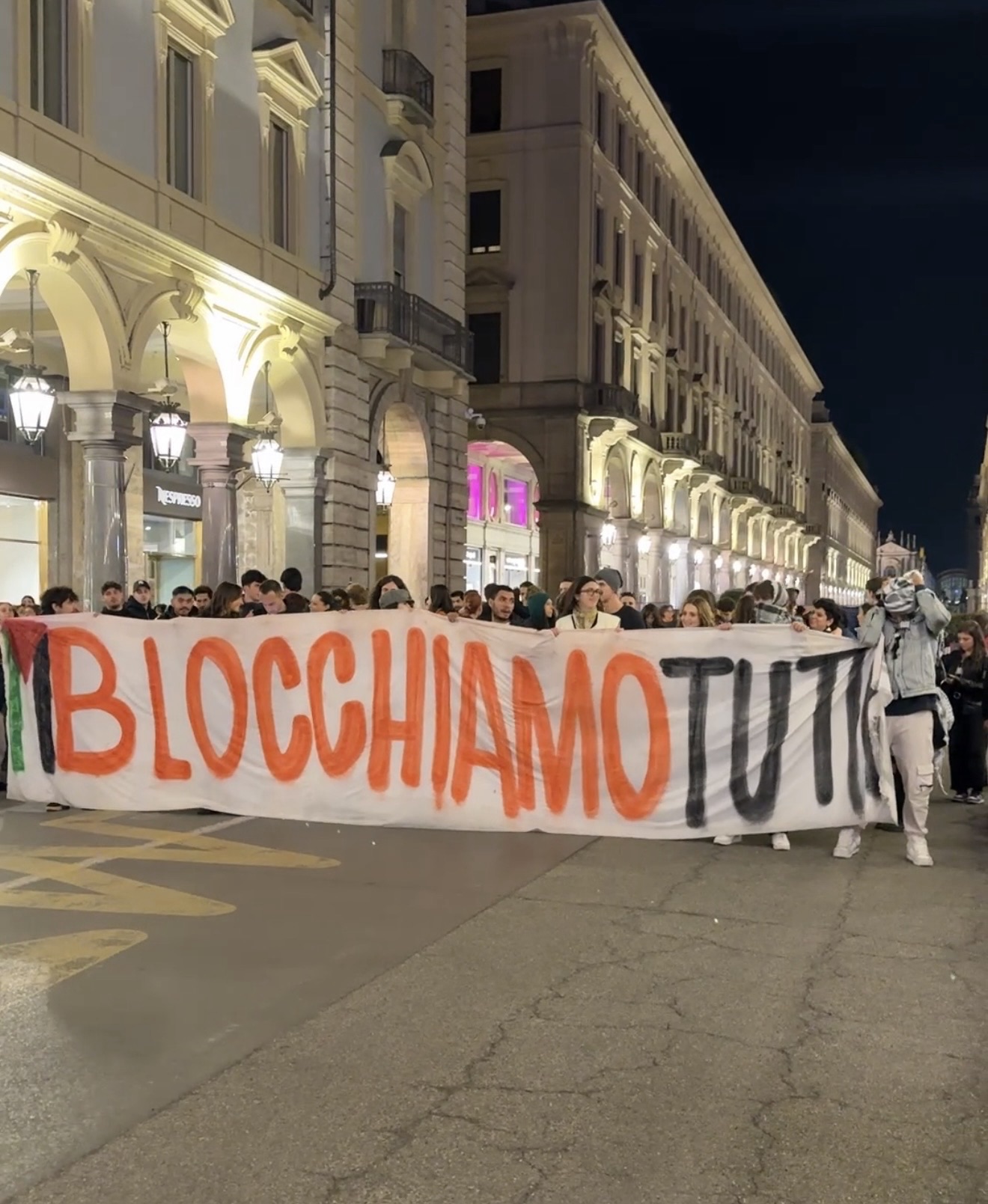 Torino, scontri al corteo pro-Palestina: danneggiati gli allestimenti di “Portici di Carta”