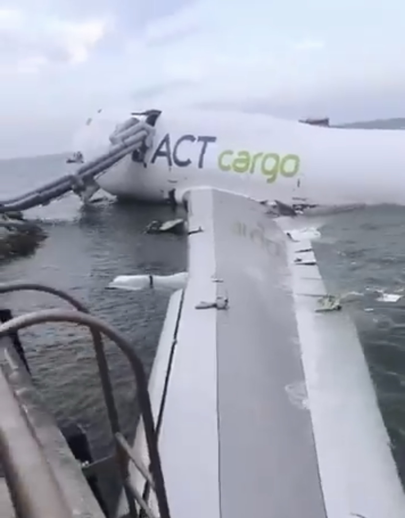 Hong Kong, cargo fuori pista nella notte: l’aereo finisce in mare, due vittime a terra