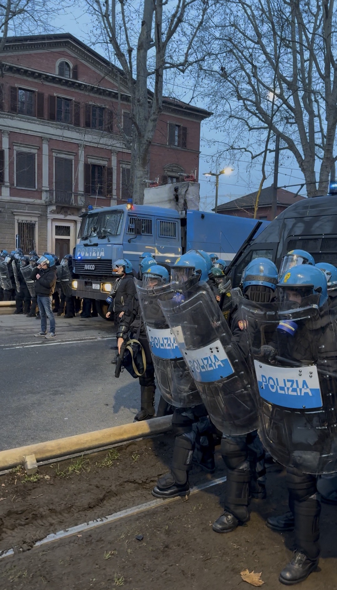 TORINO, VIOLENZA IN PIAZZA: LA MANIFESTAZIONE DEGENERA IN SCONTRI E CAOS