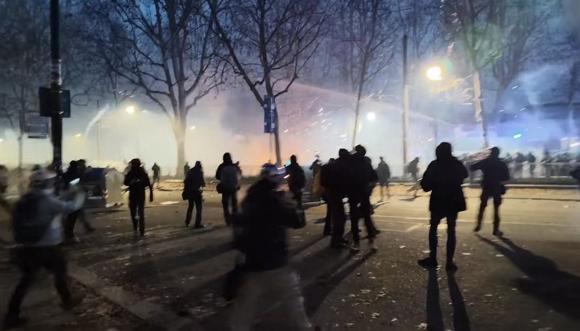 ULTIM’ORA Scontri in corso a Milano: tensione e guerriglia urbana durante la manifestazione anti-Olimpiadi