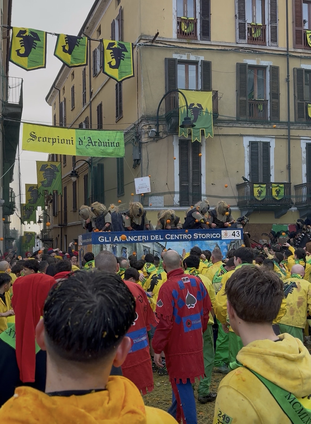Pioggia d’arance su Ivrea: il mondo si ritrova sotto il cielo arancione