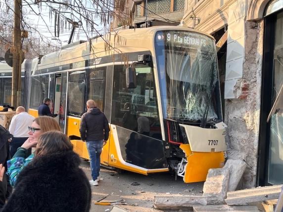 Dramma nel cuore di Milano: tram deraglia e si schianta contro un palazzo.