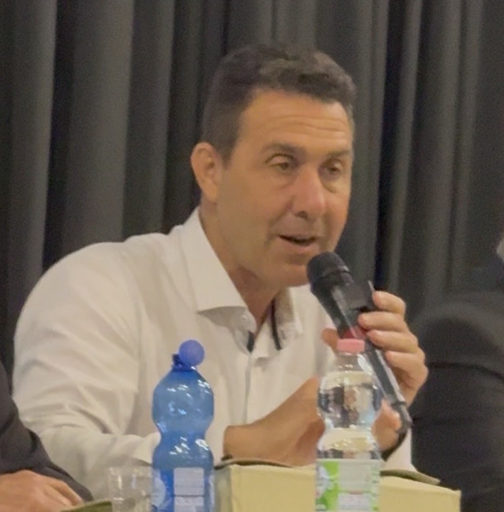 Il paradosso dell’ex generale: perché un uomo formato dalla NATO oggi sposa la linea della Russia?
